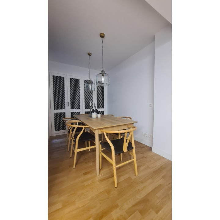 Silla Wishbone Natural y asiento negro| Sillas CH24 Online