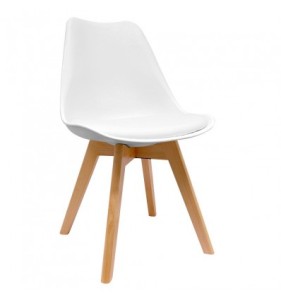 sillas y mesas de madera