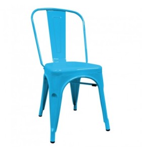 sillas y mesas de madera